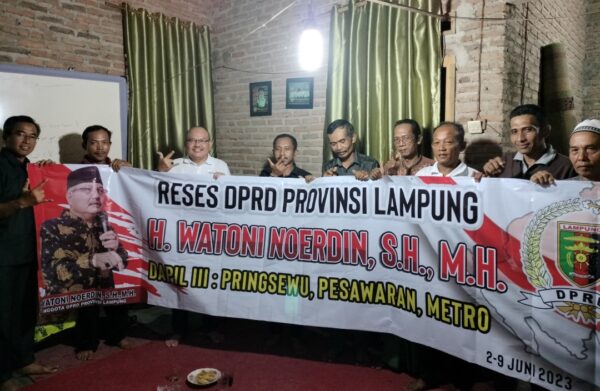 Watoni Noerdin Realisasikan Bantuan ke Pemuda Tamansari Pesawaran