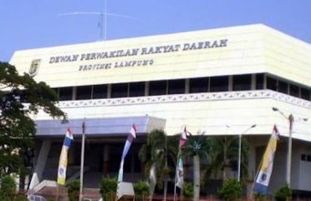 Sekretariat DPRD Provinsi Lampung Dukung Program ASRI, Pegawai Gelar Bersih-Bersih Lingkungan Kantor