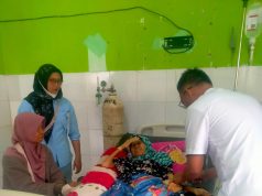 Muklas Ali Wahyudi Sekretaris DPD PAN Tuba Peduli Pasien Kanker diKampung Dente Makmur
