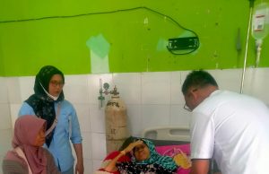 Muklas Ali Wahyudi Sekretaris DPD PAN Tuba Peduli Pasien Kanker diKampung Dente Makmur