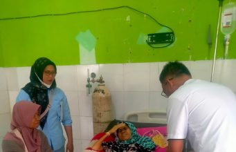 Muklas Ali Wahyudi Sekretaris DPD PAN Tuba Peduli Pasien Kanker diKampung Dente Makmur